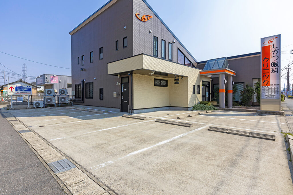 しかつ眼科クリニック正面駐車場